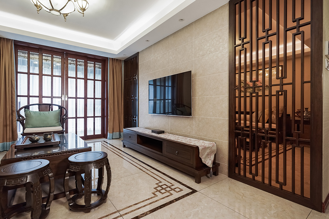 客廳為了襯托沉穩(wěn)大氣的深色家具，客廳采有光潔大氣的地磚，使得深色家具不再壓抑，也更凸顯了家具的質(zhì)感，品質(zhì)生活油然而生。
