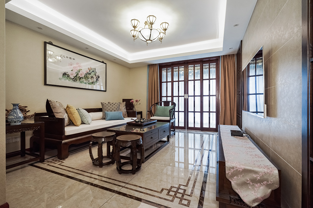 中式家具低調(diào)而奢華，沉穩(wěn)而大氣，充分體現(xiàn)了業(yè)主的，低調(diào)而內(nèi)斂的做人風格，一只青花瓷和一幅山水畫詮譯了生活樂趣與情操。
