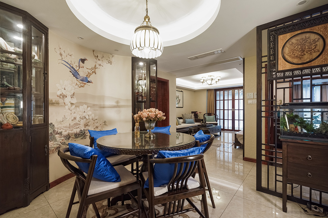 進門的中式隔斷，解決了房門與進戶門對沖問題。餐廳背景美侖美奐，瞬間吸引了客戶的注意力，訂制的中式酒柜既實用又對中間藝術(shù)畫起到了保駕護航的作用。
