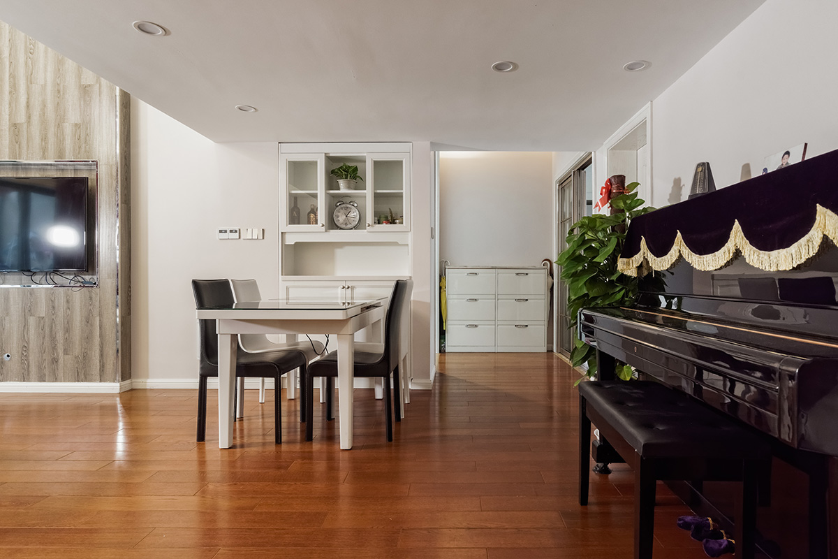 餐廳墻面的裝飾柜，可以更好的儲存生活中的小物件，增加了房間的儲物功能。
