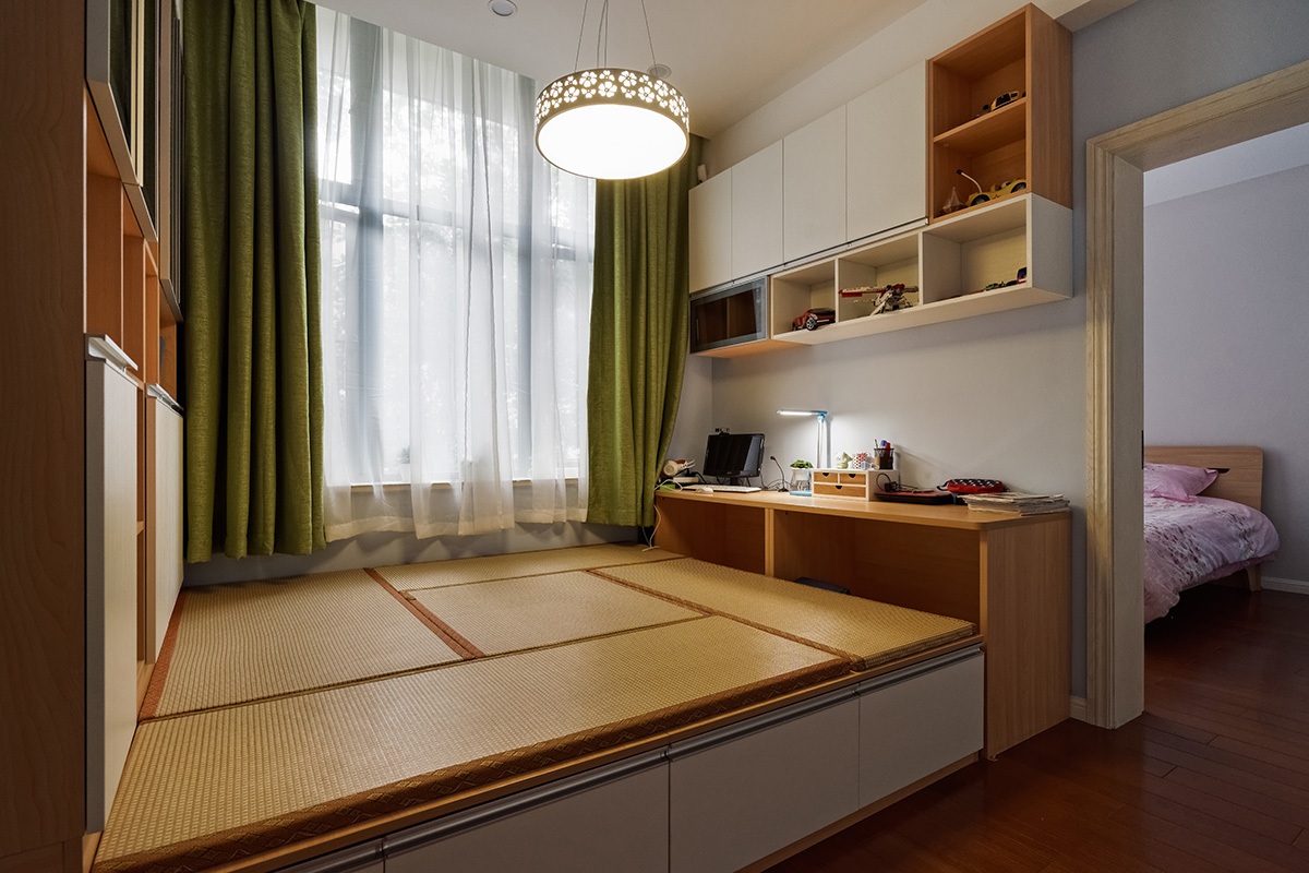  書房是家庭中一個比較特殊重要的空間，是家的一部分，也是辦公室的延伸，所以，書房的設(shè)計很重要。上面的書房以現(xiàn)代簡約風(fēng)格的設(shè)計讓人眼前一亮?？雌饋碚麄€空間簡單、舒適，書架的空間足夠容納下主人所有的書籍。整個立體形式都與有條不紊的、有節(jié)奏的曲線融為一體。榻榻米的設(shè)計也可以更好地滿足有人做客時想要留宿卻沒位置的情況。以簡潔的造型、完美的細節(jié)，營造出時尚前衛(wèi)的感覺。
