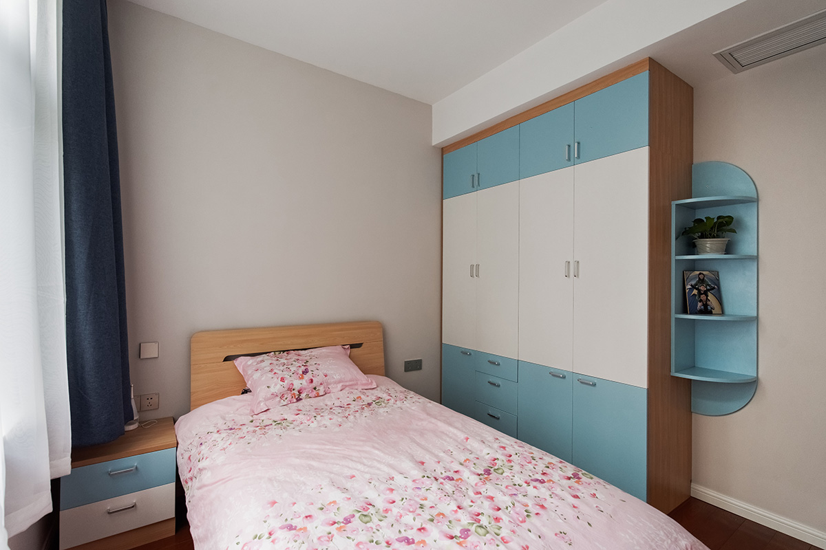 兒子房簡單干凈利落，沒有太多的裝飾。為了配合業(yè)主家具的色彩，衣柜上面采用比較明快的淡藍色與白色搭配，會顯得比較活潑，特地做衣柜的時候為客戶挑選了配合家具色彩及風(fēng)格的開門。、
