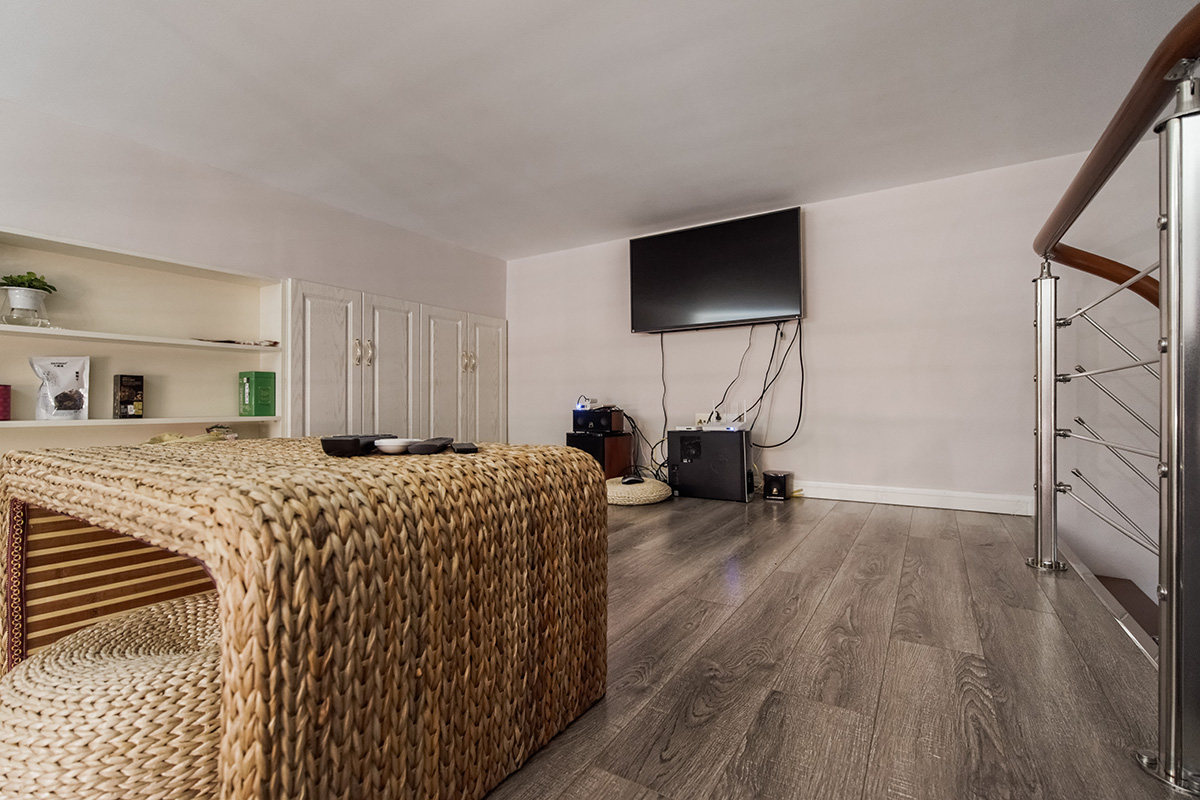 搭建的這塊可以作為家庭休閑娛樂的場所，沿墻坐了一排矮柜，可以收納一些平時用不到的小玩意。
