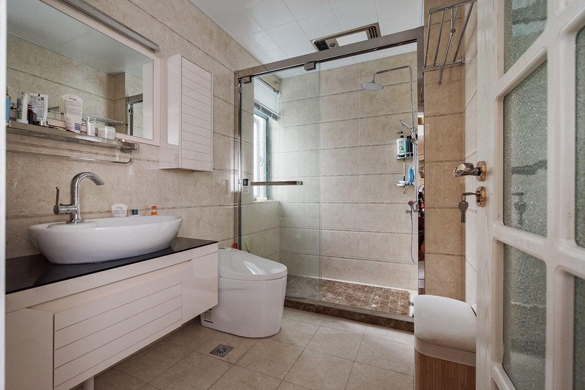  簡約的衛(wèi)生間設(shè)計，給人干凈明亮的感覺。整個衛(wèi)生間的設(shè)計協(xié)調(diào)統(tǒng)一，互補的空間設(shè)計、簡單的設(shè)計同樣可以給人最舒適的享受。
