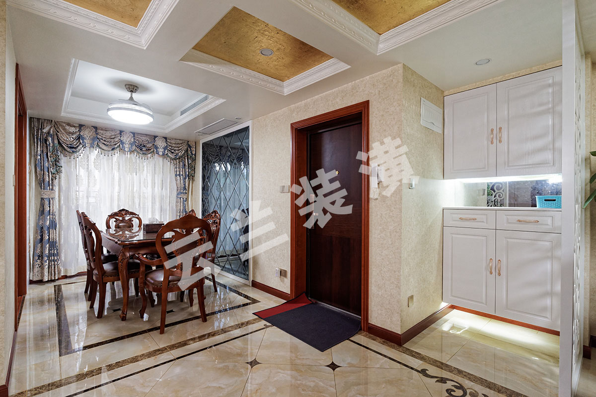 多口之家的餐廳設計，最重要的是布局要合理。空間要足夠容納全家人就餐及親朋好友聚餐的需求，所以設計師沒有在裝飾細節上下太多功夫，而是把重點放在了餐廳使用面積的擴充和功能性的拓展上，將客廳和餐廳貫通，明確了交通流線，也擴大了就餐范圍；細節處凸顯設計本質。進門鞋柜方便了業主在進出門時替換鞋子。
