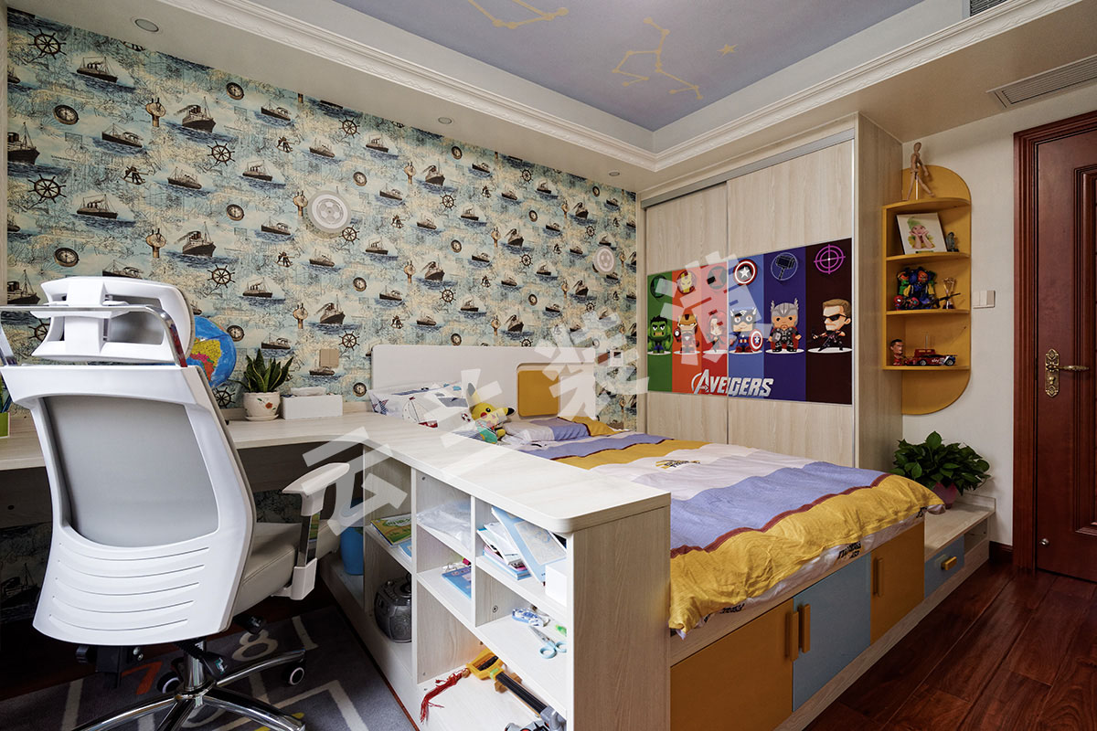 兒童房，床、櫥柜、轉角書桌、衣柜、榻榻米巧妙的結合在一起，顏色的碰撞統一與融合仿佛奏起了快樂的樂章，小帆船的墻紙，書柜里的擺件以及掛飾配上頂面淡紫色硅藻泥，更能表現出孩子的童真與可愛。
