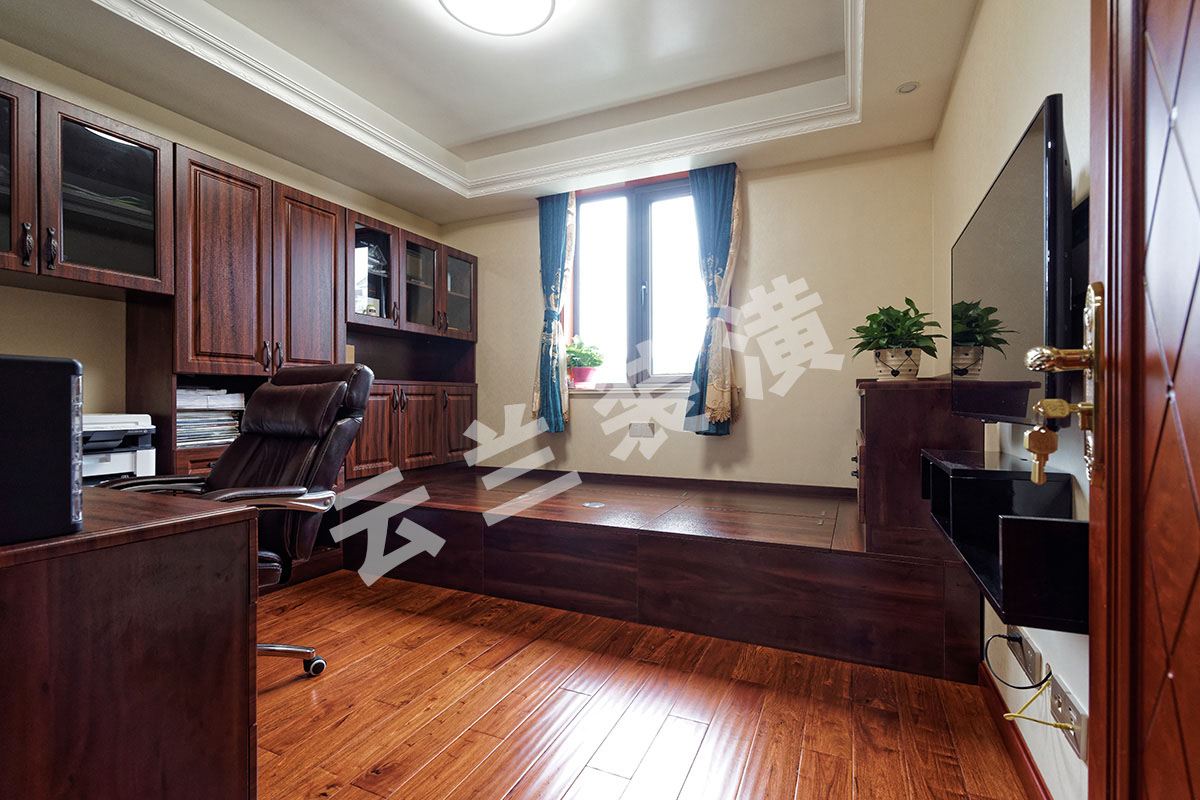 家具方面與硬裝修上的歐式細節是相對稱的， 靠窗的部分做了榻榻米，榻榻米同時兼顧收納的作用。可以將書房兼做客房使用的同時，整體性不言而喻！
