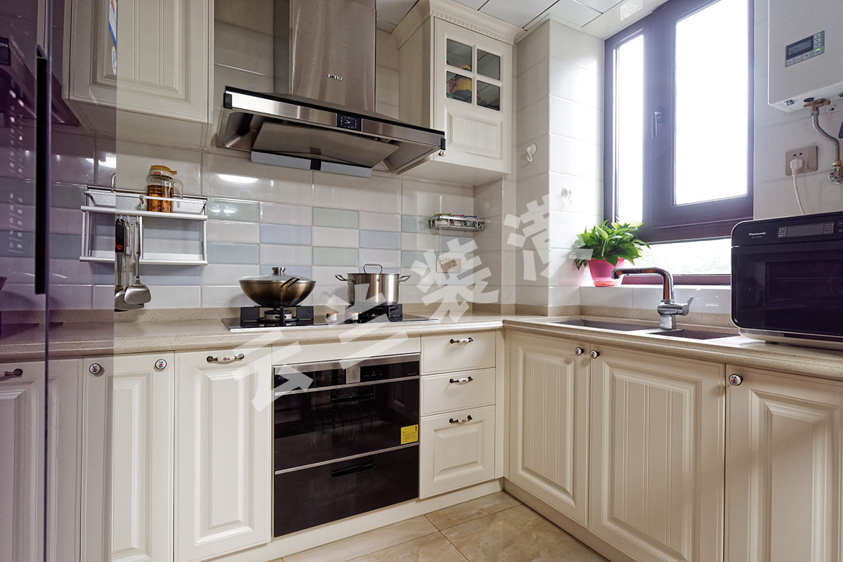 歐洲是一個浪漫的國度，非常講究居室生活的品質，當然在居室廚房上的裝修也不例外，本案廚房間采用淡雅的白色為主色調，以展示出浪漫、舒適的生活。
