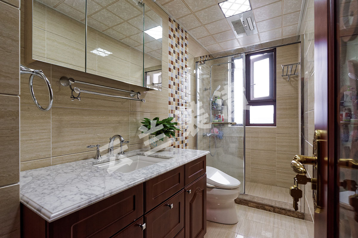 衛生間干凈明亮，主色調采用淡淡的米色，古銅色的配飾讓深色家具顯得更加尊貴.
