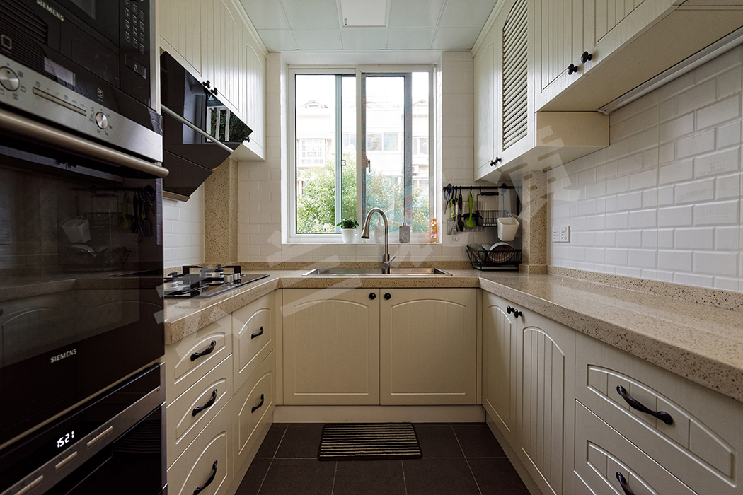 深灰色的地磚和白色墻面形成視覺反差，更加凸顯整套櫥柜的質(zhì)感，彰顯了業(yè)主對生活的態(tài)度。
