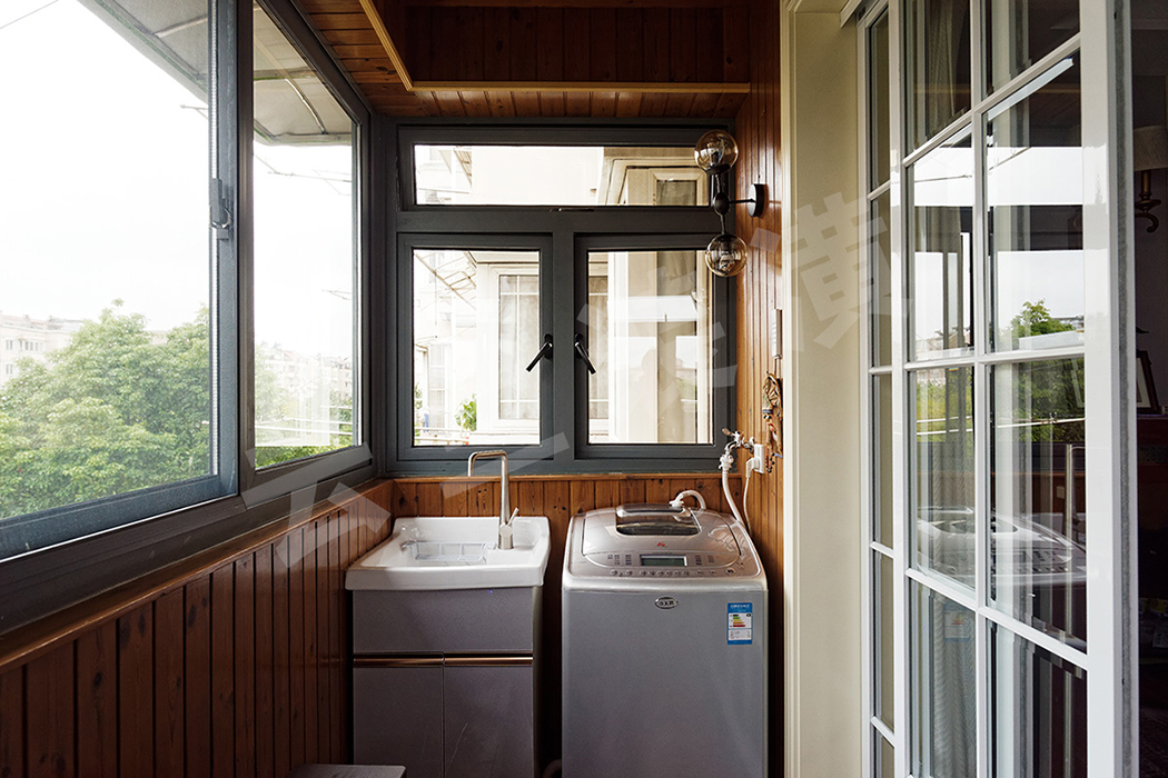  木質(zhì)的陽臺兼顧休閑和清潔功能，讓生活變得更有詩意。