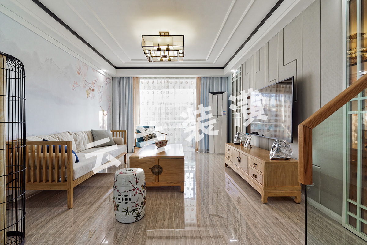  本案以白色為主來打造新中式氣氛。除了保留中式的韻味外，還加了大理石、玻璃、燈帶等現代材料，使空間又包含了現代生活氣息;光源上舍棄了以往的家居里繁多的射燈，只用一盞中式風格的吊燈。家具搭配上有現代感的布藝沙發，也有新中式風格的木質餐桌，整體搭配既有當代的流行感也不失中國傳統文化的韻味。電視背景墻采用的石膏板抽縫，利用不規則線條更能表現出現代家居的舒適、隨意，突破傳統的死板教條，使整個空間靈動起來！
