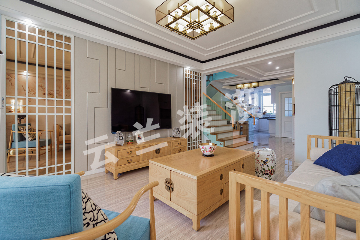  本案以白色為主來打造新中式氣氛。除了保留中式的韻味外，還加了大理石、玻璃、燈帶等現代材料，使空間又包含了現代生活氣息;光源上舍棄了以往的家居里繁多的射燈，只用一盞中式風格的吊燈。家具搭配上有現代感的布藝沙發，也有新中式風格的木質餐桌，整體搭配既有當代的流行感也不失中國傳統文化的韻味。電視背景墻采用的石膏板抽縫，利用不規則線條更能表現出現代家居的舒適、隨意，突破傳統的死板教條，使整個空間靈動起來！
