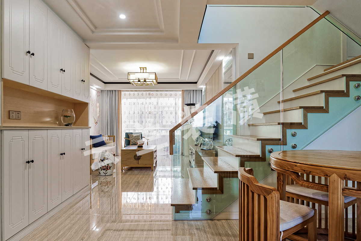 樓梯用的是接近地磚顏色的實木踏板，比較容易融合在一起。
