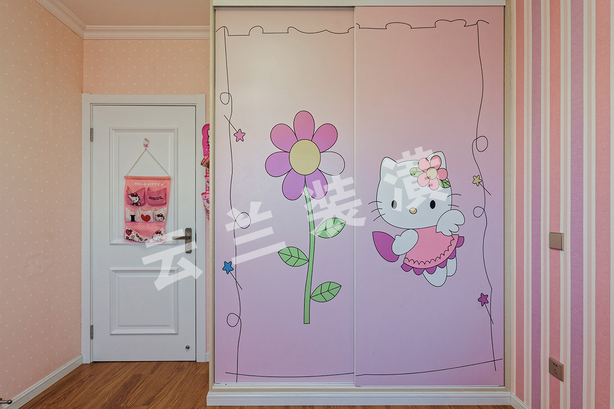 兒童房整體采用暖暖的橘紅色壁紙，房間里娃娃，小小的帳篷床的搭配活脫脫的表現出傲嬌小公主的小宮殿。也更能表現出孩子的童真與可愛。 
