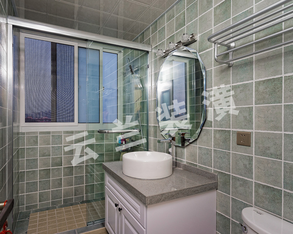 衛生間干凈明亮，主色調采用淡淡的綠色，顯得干凈，明朗！