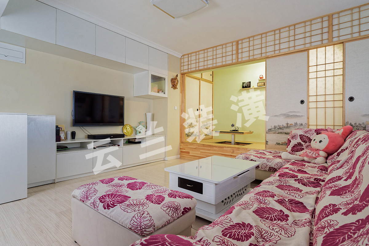 客戶家里有兩位小朋友，很可愛也很調皮。主人公的第一要求就是充足的空間，為了充分考慮小朋友的活動空間，客餐廳組合成了一個大的空間，一個獨立的餐桌空間充分給了放六人沙發的客廳空間，沙發的配套茶幾是多功能的組合，茶幾充分打開以后，是一個標準的六人餐桌。功能性、實用性很強。還有就是很休閑很使用的榻榻米設計，現在的小朋友和我們以前是完全不一樣了，玩具特多，收納功能很少，最后決定榻榻米的設計滿足了收納空間。
