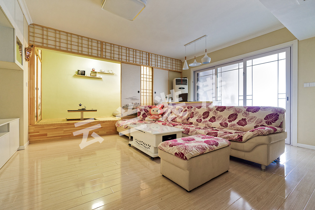 客戶家里有兩位小朋友，很可愛也很調皮。主人公的第一要求就是充足的空間，為了充分考慮小朋友的活動空間，客餐廳組合成了一個大的空間，一個獨立的餐桌空間充分給了放六人沙發的客廳空間，沙發的配套茶幾是多功能的組合，茶幾充分打開以后，是一個標準的六人餐桌。功能性、實用性很強。還有就是很休閑很使用的榻榻米設計，現在的小朋友和我們以前是完全不一樣了，玩具特多，收納功能很少，最后決定榻榻米的設計滿足了收納空間。
