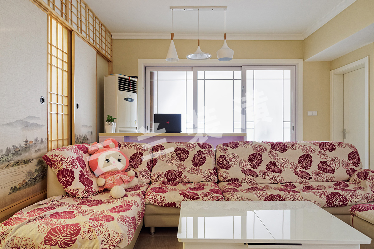 客廳的色彩搭配，為了空間的舒適度，因為客廳整體采光很好，設計師就建議采用暖色系，整個空間都是為了考慮小朋友的活動空間，最后搭配出來以后，感覺很單調，在設計師的建議下，沙發最好有個亮色系的裝飾。主人公喜歡暖色系的，最后就給沙發穿上了紅色系的外套。
