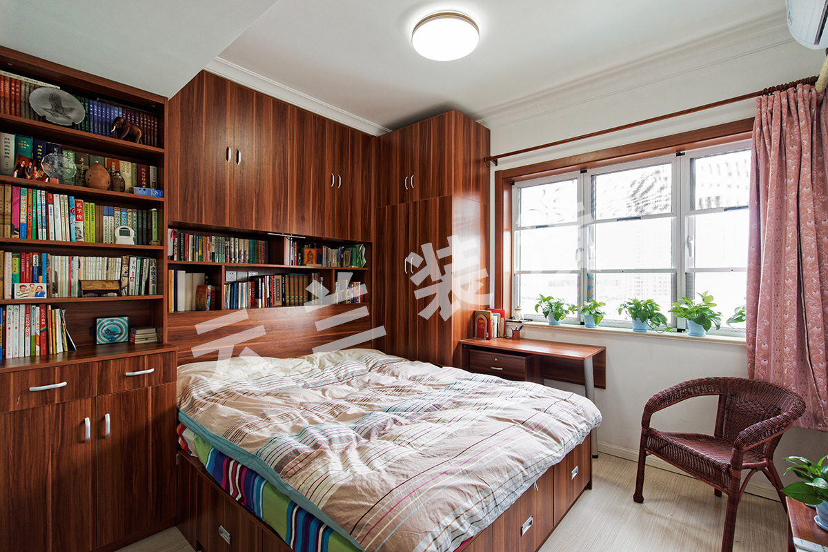 臥室的設計，利用移門的方便性采光性兼具辦公空間的實用性，簡約而不簡單。生活之余還能在浩瀚的書海中瀏覽，這種生活品質很愜意很慢節奏。
