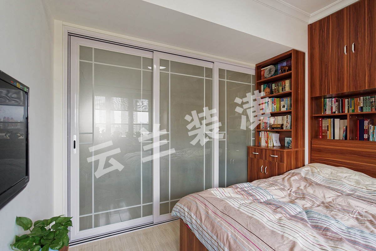 臥室的設計，利用移門的方便性采光性兼具辦公空間的實用性，簡約而不簡單。生活之余還能在浩瀚的書海中瀏覽，這種生活品質很愜意很慢節奏。

