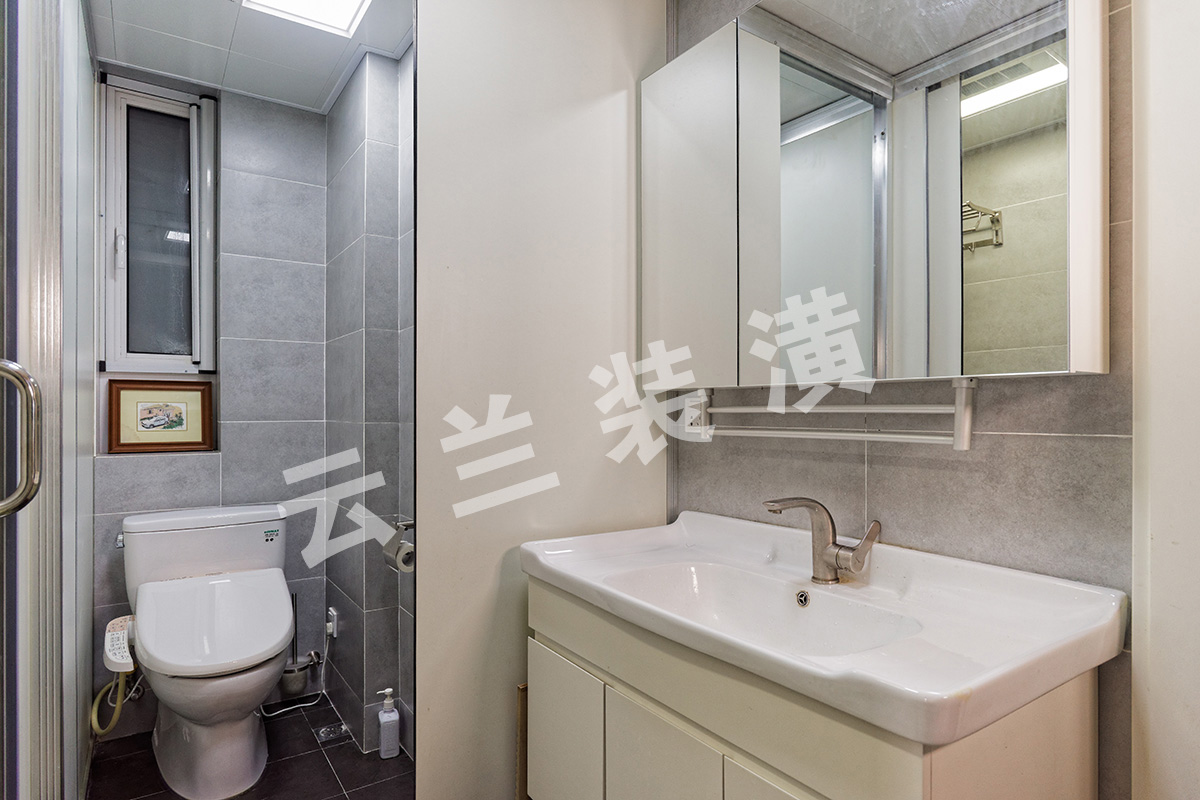 衛生間空間并不是很大，但是采用了獨立性的設計，坐便器一個空間、淋浴房和浴缸一個空間，洗臉盆也是獨立的，很有特點、很有個性。