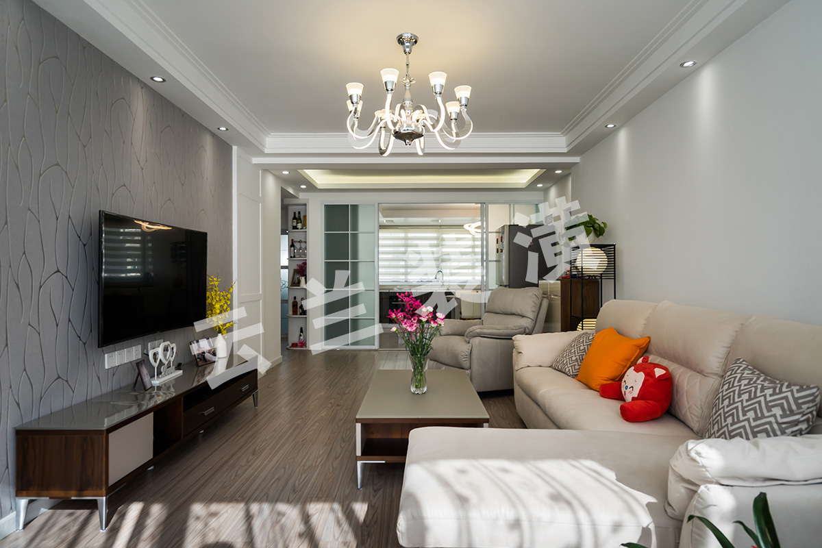 整個色系搭在一起顯得格外大氣舒適。
