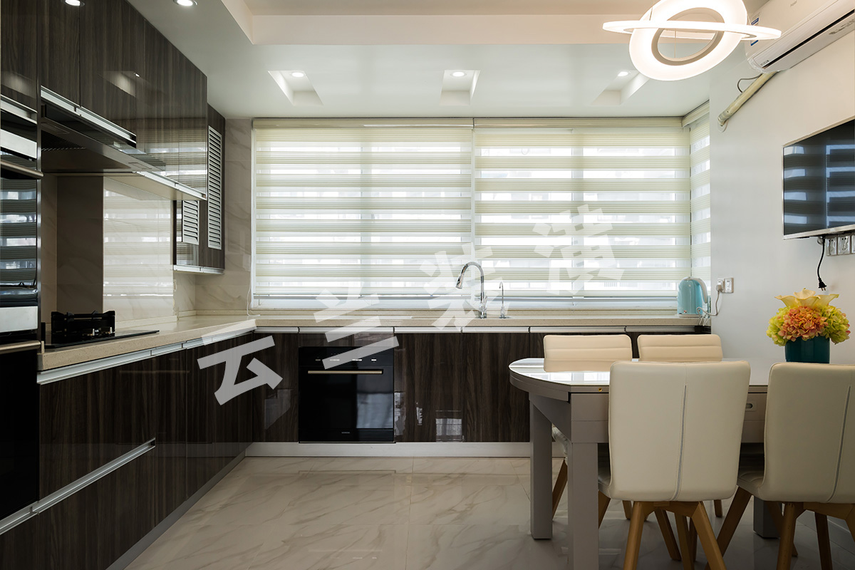 夫妻二人從國外留學回國，習慣了西方用餐環境，廚房足夠寬敞，結合了餐廳功能，針對廚房，設計師特地推薦了環保的廚衛防油防水涂料。
