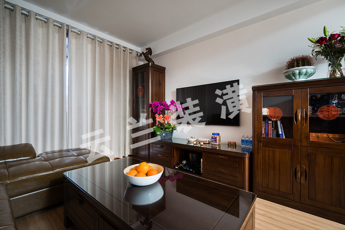 客廳為了襯托沉穩(wěn)大氣的深色家具，客廳采用淺色地板，使得深色家具不再壓抑，也更凸顯了家具的質(zhì)感，品質(zhì)生活油然而生。家具低調(diào)而奢華，沉穩(wěn)而大氣，充分體現(xiàn)了業(yè)主的，低調(diào)而內(nèi)斂的做人風格。
