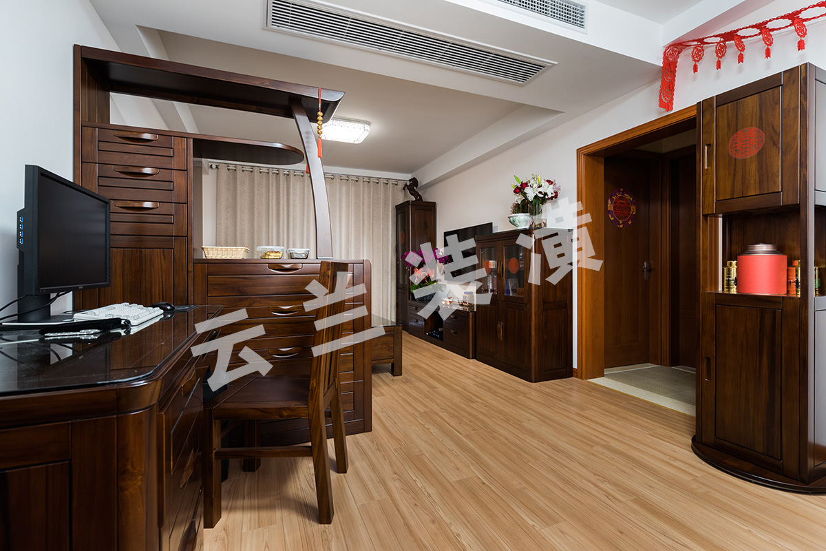 通過半高隔斷簡單明了區(qū)分空間區(qū)域，也讓客廳有了私密性，辦公娛樂兩不誤。
