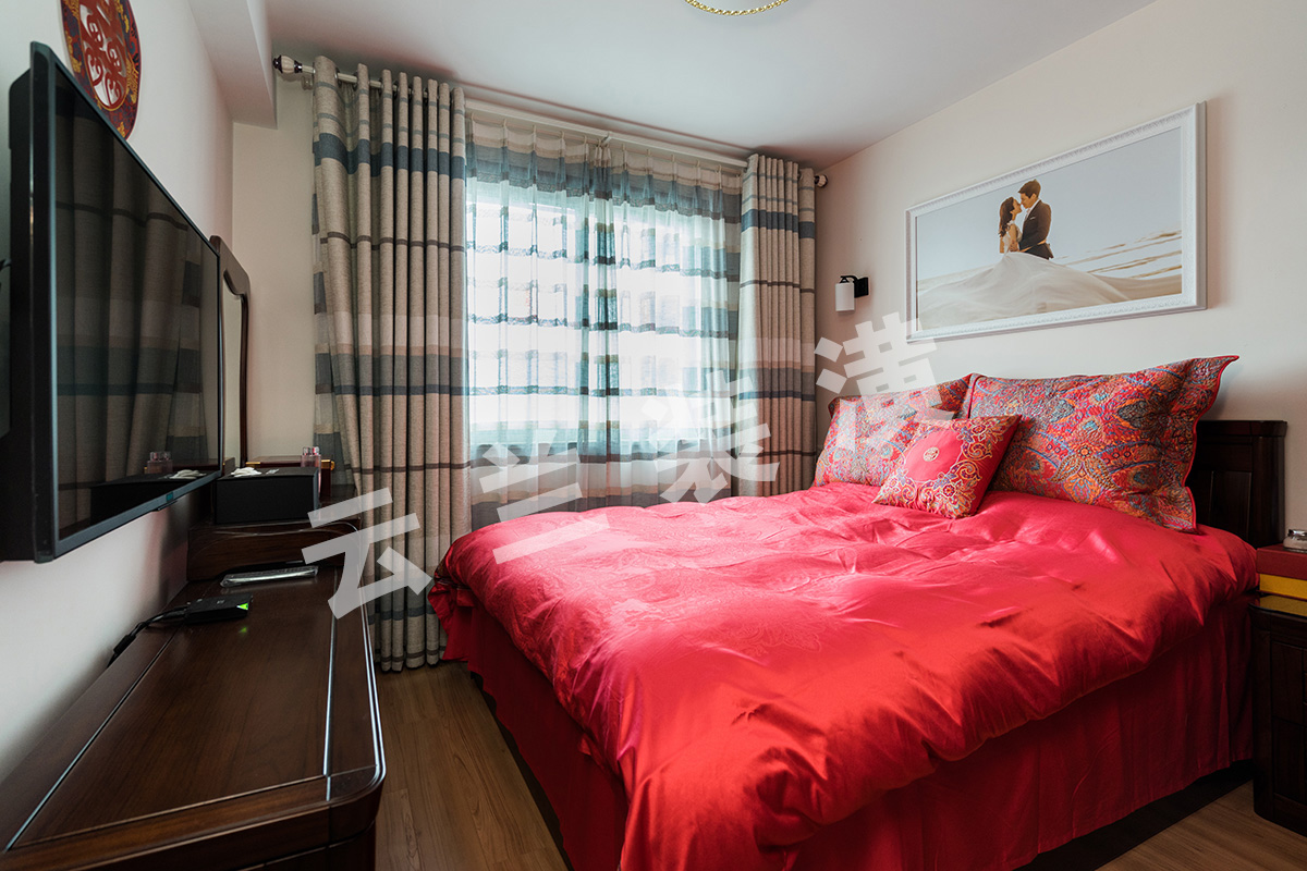 主臥沒有過多的裝飾，通過實木家具，給人以溫馨自如的感覺。配上紅色系的床藝，讓整個臥室溫馨而不失北美典雅、端莊的感覺。
