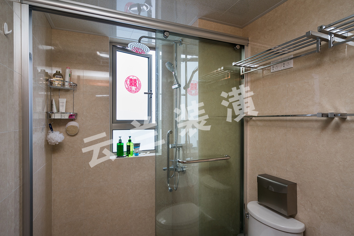 衛(wèi)生間空間不是很大，采用了原有的儲藏空間做了干濕分離。方便使用。
