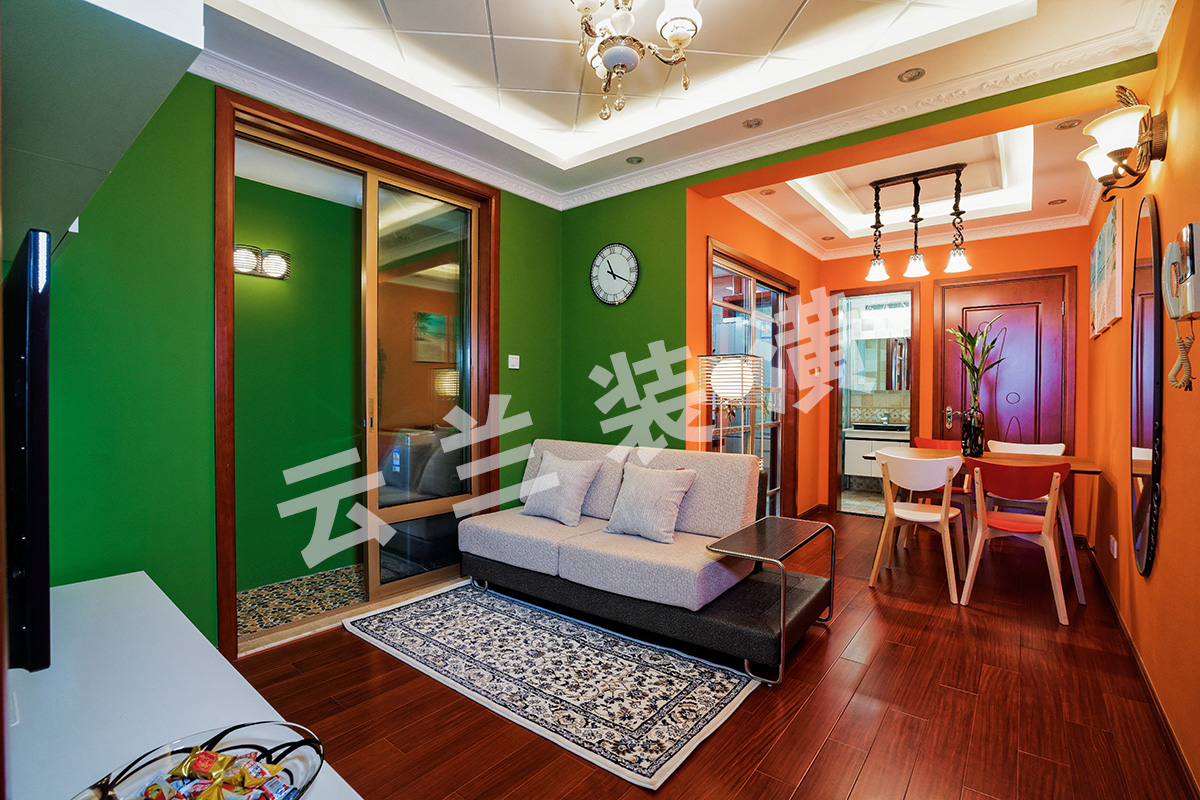客餐廳的空間起初很狹窄，廚房墻體突出餐廳很多，餐廳旁邊起初有一個(gè)儲藏室，這個(gè)儲藏室的位置和衛(wèi)生間的整體性很差，經(jīng)過改造后，客餐廳的格局很規(guī)整，空間被拉伸，客餐廳的格局很特別，打破了傳統(tǒng)的擺放格局，很隨性，整個(gè)空間墻面用了兩種色彩，了解了業(yè)主的心思后，最后給客戶定位了綠色、橙色。為了讓空間層次感更強(qiáng)烈點(diǎn)，吊頂采用了雙層藝術(shù)造型，更襯托了業(yè)主的膽大心細(xì)的特點(diǎn)。
