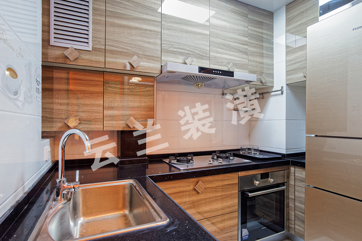 廚房間簡單大氣，客戶很會生活，為了生活方便打理簡單，也為了色彩搭配，選擇了黑白灰的經(jīng)典裝飾。
