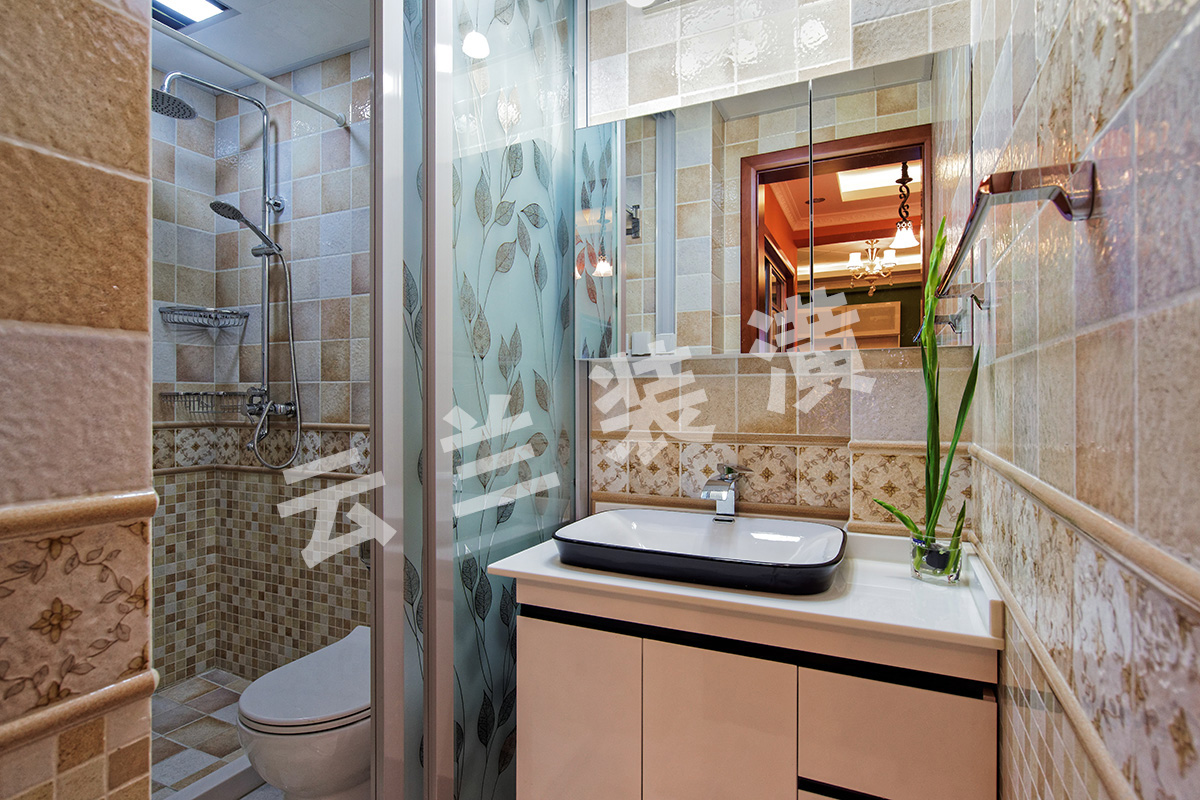 了解到衛(wèi)生間，設(shè)計(jì)師給客戶的建議是：干區(qū)濕區(qū)分開，這樣的設(shè)計(jì)也是為了襯托主任公的超前想法，整個(gè)衛(wèi)生間采用了層次感很強(qiáng)的田園風(fēng)格的墻地磚搭配。低調(diào)奢華的感覺！
