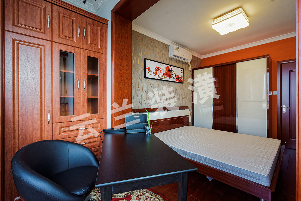 提到臥室更有品味了，功能性具備的同時(shí)，還體現(xiàn)出主人公的灑脫，原始功能的陽臺規(guī)劃到臥室空間，顯的空間感擴(kuò)大，充足的陽光照射使得身心更加積極健康，一個(gè)私人工作的功能也充分滿足了。整個(gè)空間用色不受約束，整體感覺很舒服很踏實(shí)很安靜！
