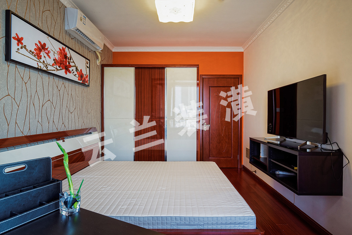 提到臥室更有品味了，功能性具備的同時(shí)，還體現(xiàn)出主人公的灑脫，原始功能的陽臺規(guī)劃到臥室空間，顯的空間感擴(kuò)大，充足的陽光照射使得身心更加積極健康，一個(gè)私人工作的功能也充分滿足了。整個(gè)空間用色不受約束，整體感覺很舒服很踏實(shí)很安靜！