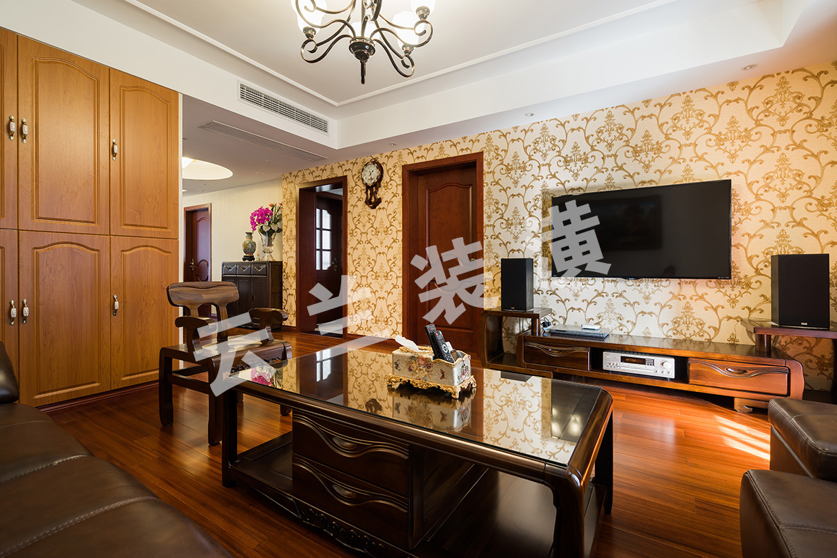 客廳為了襯托沉穩(wěn)大氣的深色家具，客廳采有圓盤豆實(shí)木地板，與家具相映成趣，不突兀！廳里也考慮家里儲物空間的需要，配相對應(yīng)顏色柜門，也成家里一道亮點(diǎn)！背景墻面，沒有做過多的繁瑣造型，而是通過墻布做出底色承托，因?yàn)楸尘皦γ媾c主臥室門比較接近，所以我們也采用將門納入背景，使得背景更加大氣。
