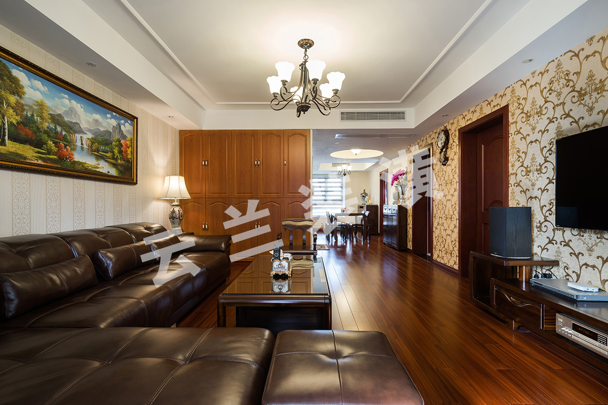 客廳為了襯托沉穩(wěn)大氣的深色家具，客廳采有圓盤豆實(shí)木地板，與家具相映成趣，不突兀！廳里也考慮家里儲物空間的需要，配相對應(yīng)顏色柜門，也成家里一道亮點(diǎn)！背景墻面，沒有做過多的繁瑣造型，而是通過墻布做出底色承托，因?yàn)楸尘皦γ媾c主臥室門比較接近，所以我們也采用將門納入背景，使得背景更加大氣。
