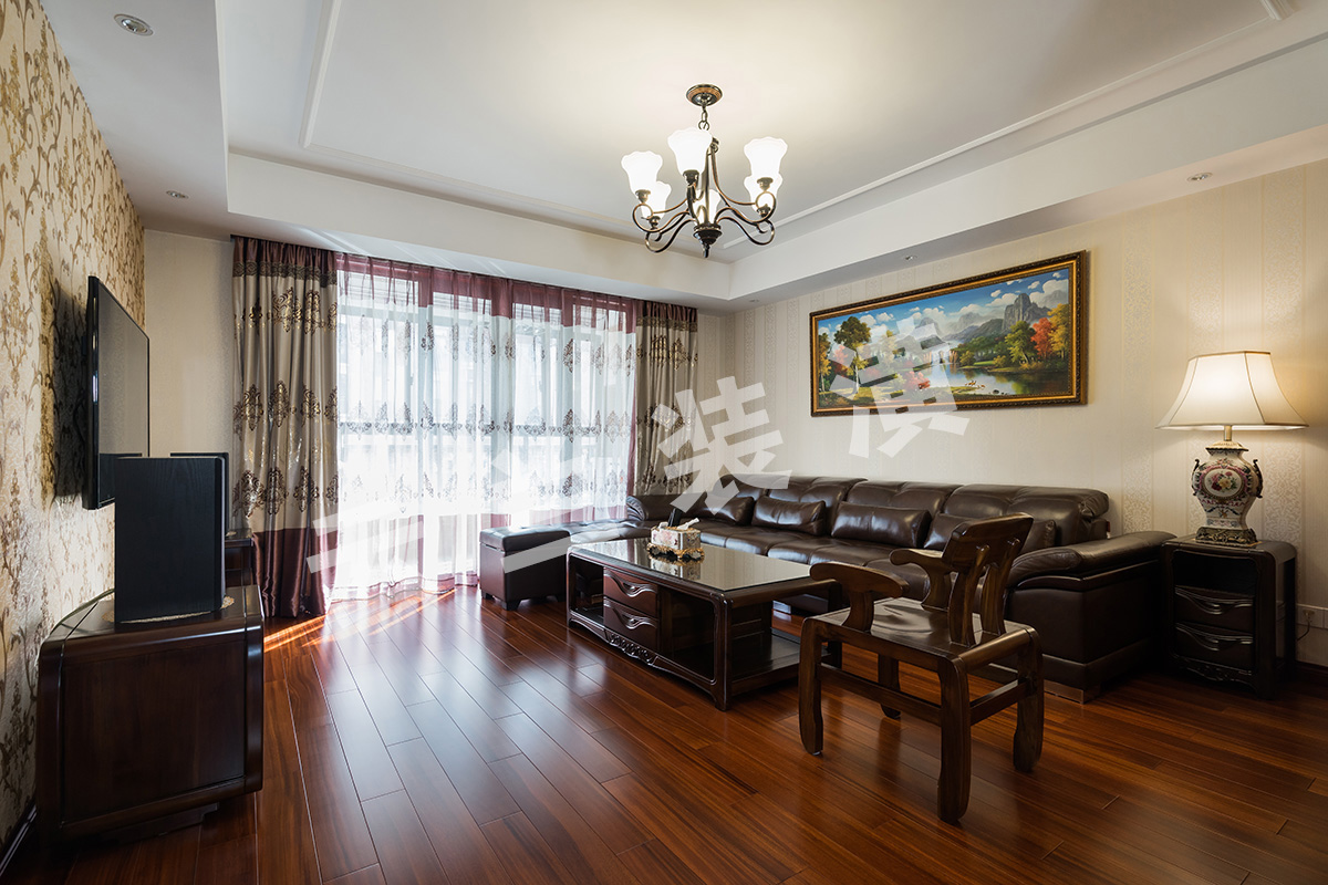 客廳為了襯托沉穩(wěn)大氣的深色家具，客廳采有圓盤豆實(shí)木地板，與家具相映成趣，不突兀！廳里也考慮家里儲物空間的需要，配相對應(yīng)顏色柜門，也成家里一道亮點(diǎn)！背景墻面，沒有做過多的繁瑣造型，而是通過墻布做出底色承托，因?yàn)楸尘皦γ媾c主臥室門比較接近，所以我們也采用將門納入背景，使得背景更加大氣。
