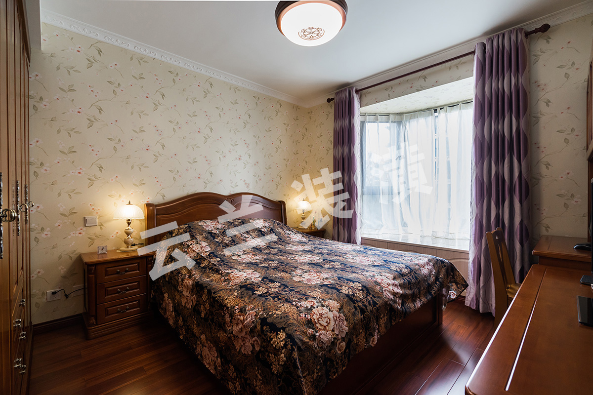 主臥室我們主色調(diào)統(tǒng)一風(fēng)格，采用暖色壁紙，來凸顯溫馨的室內(nèi)空間，原內(nèi)飄窗，也做成飄窗柜形式，也更加的實(shí)用，上覆人造大理石，同樣可以擁有飄窗的優(yōu)點(diǎn)。
