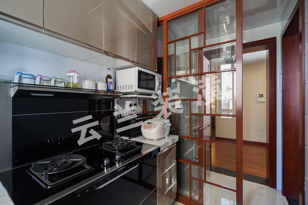 廚房瓷磚采用淺色打底，凸顯廚衛(wèi)，使空間看上去更有層次。櫥柜采用的香檳色晶鋼板，方便打理也更加耐用，房東灶具選用的一體集成灶，功能集成，空間更高效
