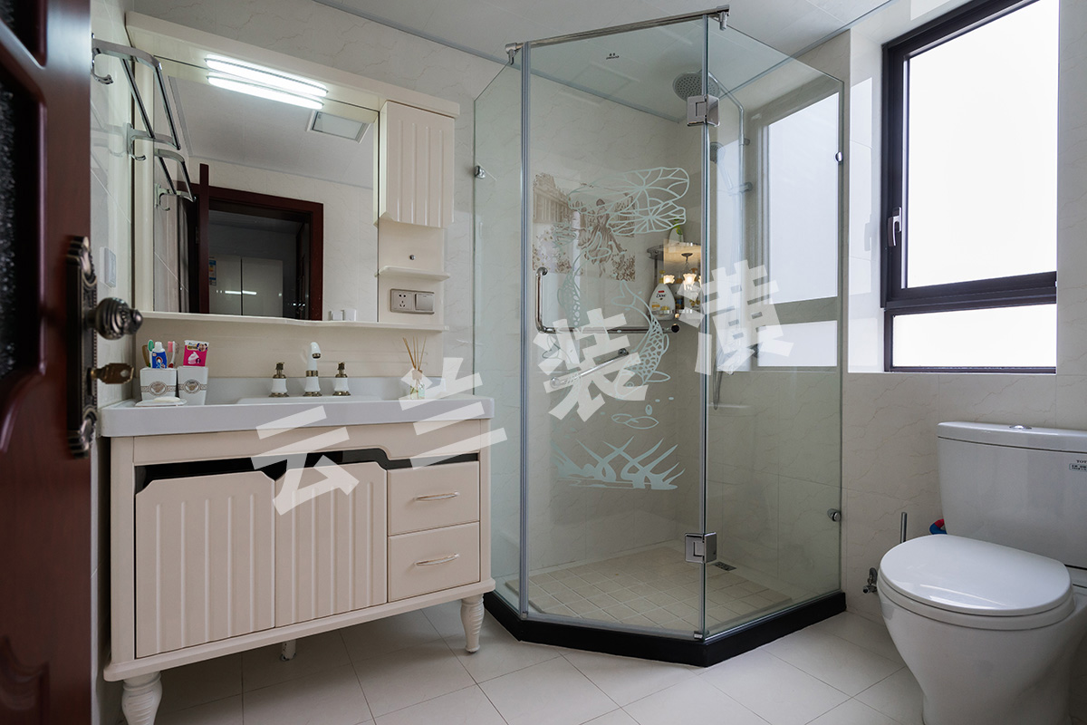 衛(wèi)生間，避免了原土建的不合理，更改了開門方向，解放了過道空間，淋浴房宜用鉆石型的，每個功能區(qū)也互不干擾，也更加清爽！