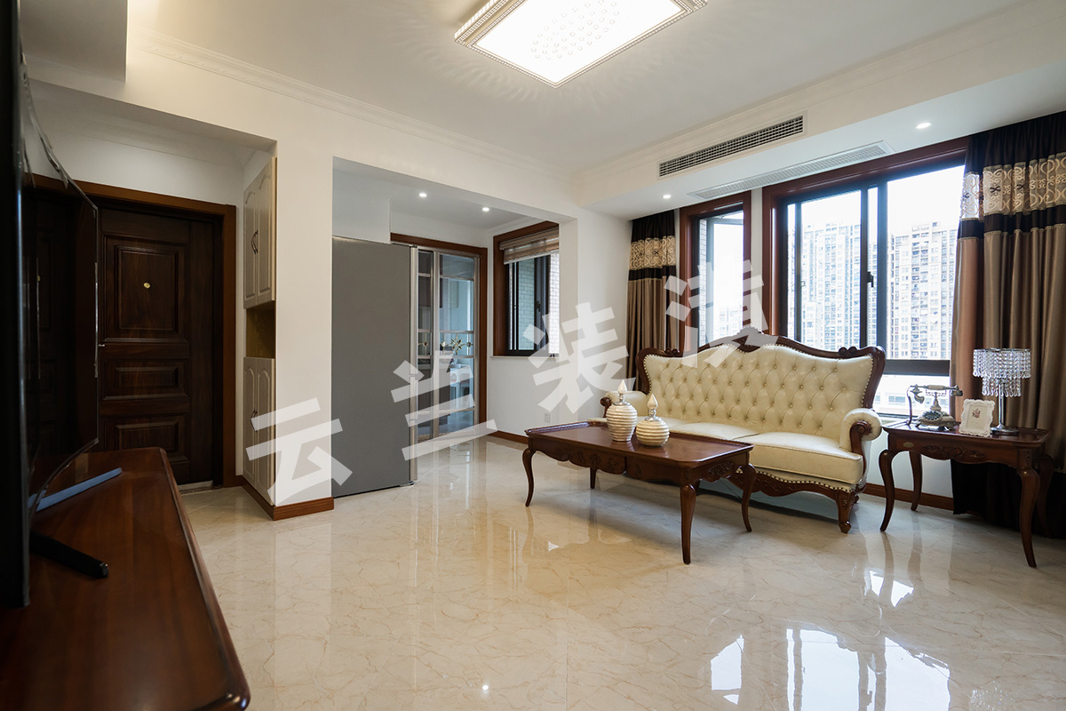 沙發左側前景的文化墻設計突顯了空間的裝修風格，也是入戶進門后的第一個景點，做背景的材料是無機材料硅藻泥，此材料不僅綠色環保無有害氣體釋放，更難能可貴的是它本身具備呼吸功能，不僅可以隨著四季變化調節室內空氣的濕度，還可以吸附空氣中的有害物質。
