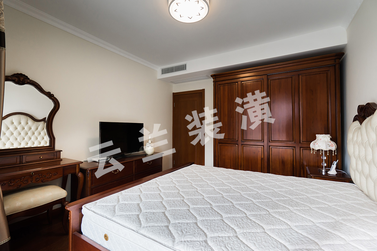  臥室墻面涂的多樂士金裝五合一的涂料，色彩采用暖色系，顯的干凈、溫暖、大方，家具都客戶在紅星美凱龍購買的成品家具，裝修做中央空調吊頂的預留好恰到好處的高度，衣柜上方顯的十分協調。
