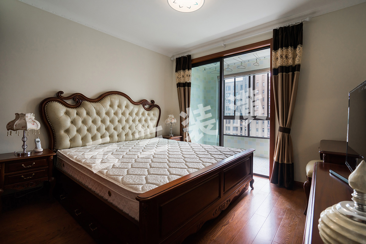  臥室墻面涂的多樂士金裝五合一的涂料，色彩采用暖色系，顯的干凈、溫暖、大方，家具都客戶在紅星美凱龍購買的成品家具，裝修做中央空調吊頂的預留好恰到好處的高度，衣柜上方顯的十分協調。
