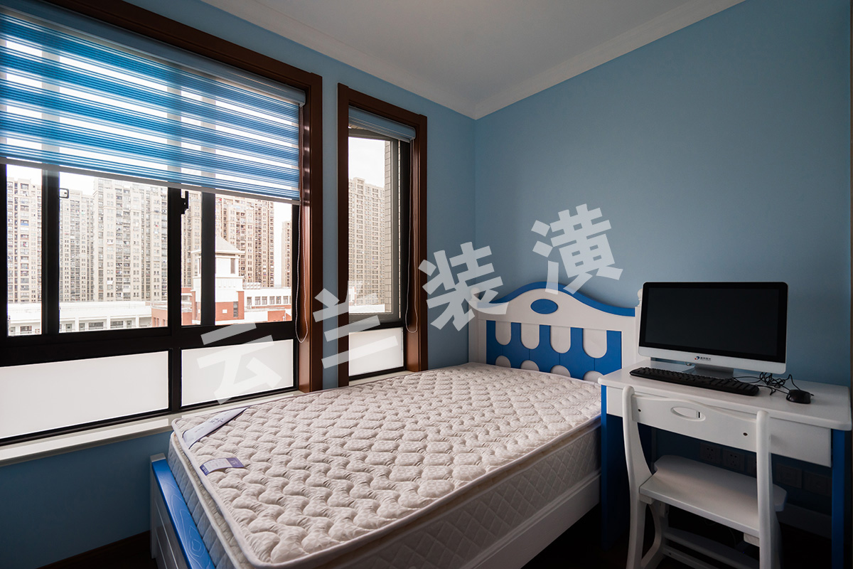 五彩賓紛的陽臺墻，仿佛進入了另一個世界。
