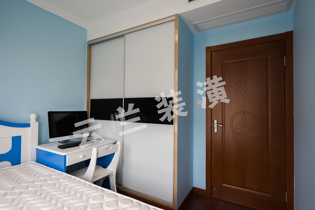 定制的衣帽柜，充分利用了使用面積，使小房間有了大收納，移門是由家長為他精心挑選的款式，黑白分明。
