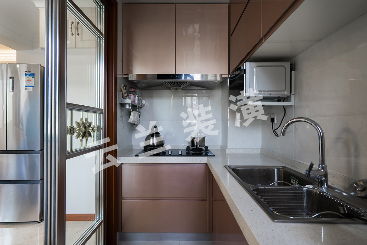 歐洲是一個浪漫的國度，非常講究居室生活的品質，當然在居室廚房上的裝修也不例外，本案廚房間采用優雅的香賓色為主色調，以展示出浪漫、舒適的生活。
