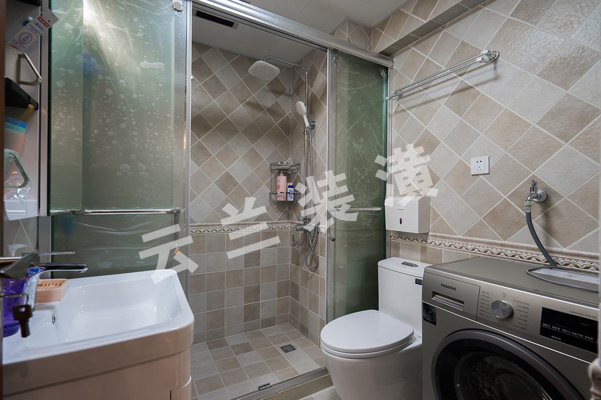 衛生間線條豐富，井然有序，主色調采用淡淡的米色，古銅色的配飾讓深色家具顯得更加尊貴.